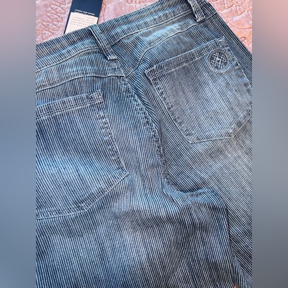 Laurie Felt Classic Denim Boyfriend Roll Cuff Jeans in 4 - Picture 14 of 15